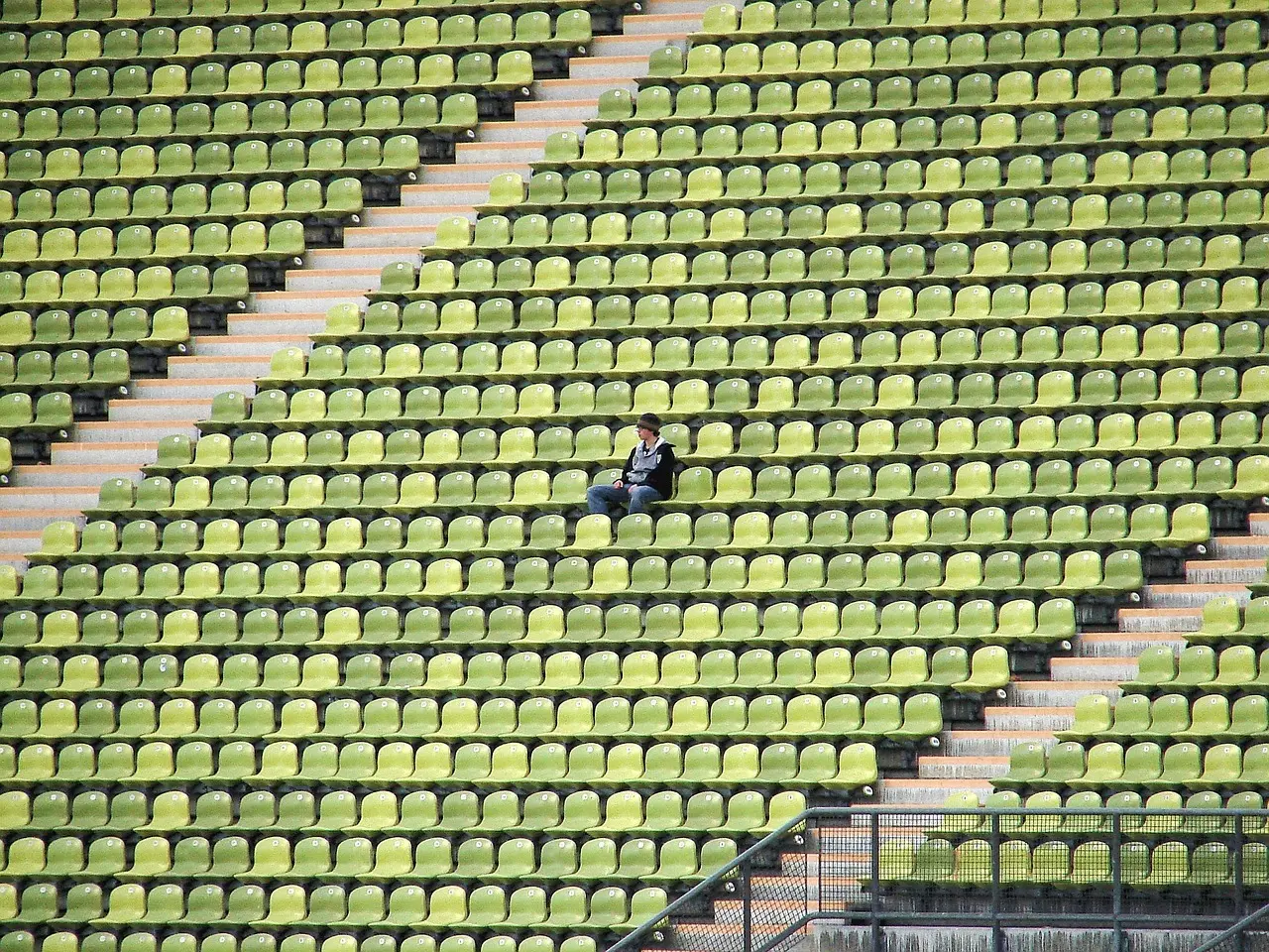 Grønne stadionpladser med en enkelt tilskuer
